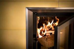 Come accendere il fuoco nel caminetto o nella stufa per una combustione pulita