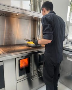 Il fuoco buono che unisce: un aperitivo “a legna” sui Navigli