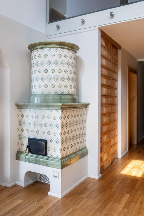 Stufa ad accumulo tradizionale in maiolica