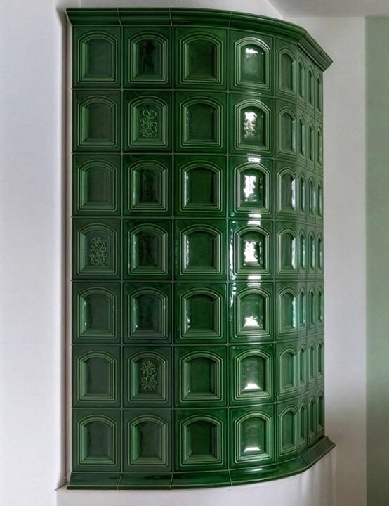 Stufa ad accumulo tradizionale in maiolica
