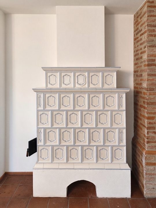 Stufa ad accumulo tradizionale in maiolica