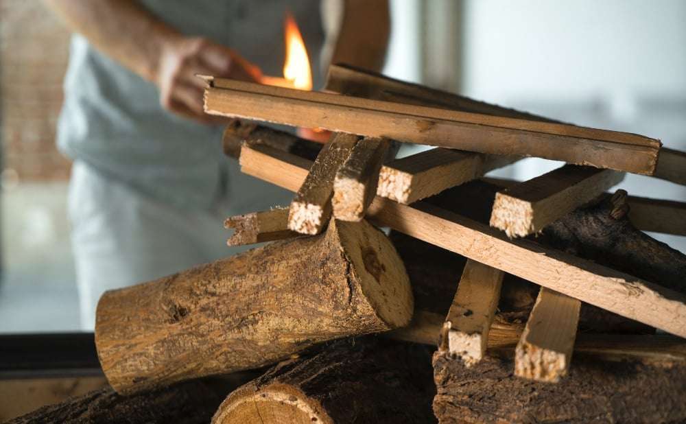 Come accendere il fuoco nel caminetto o nella stufa per una combustione pulita