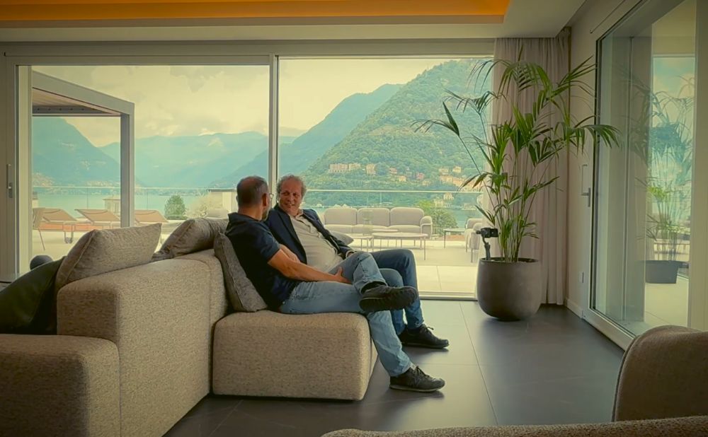 Immagina il Lago di Como, una splendida casa di design e un caminetto ad accumulo di calore…