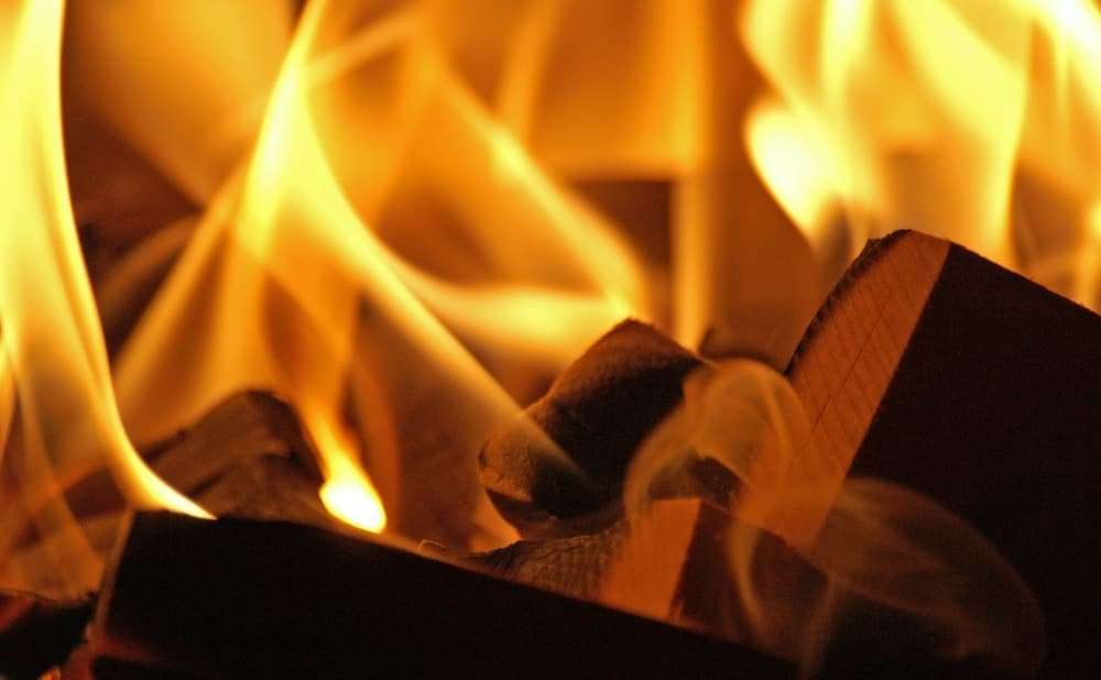 Guida alla migliore legna da ardere per caminetti e stufe - Prometeo Stufe